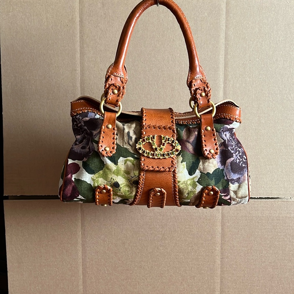 Valentino Garavani authentic shoulder bag.